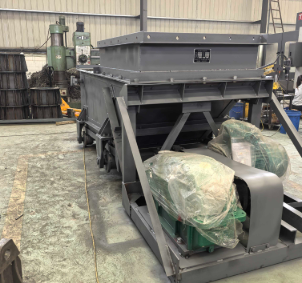 往复式给煤机在车间组装中